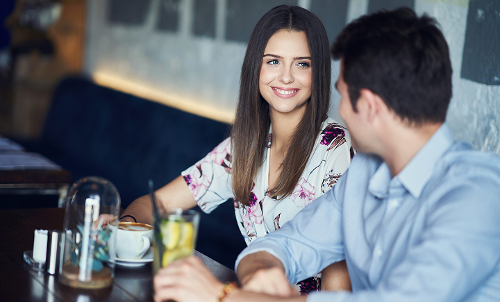 女性と男性が話している