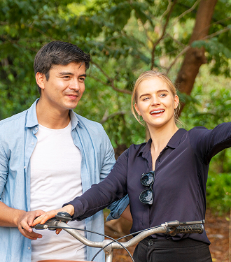 外人女性と男性がデートをしている