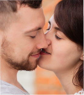 外人女性と男性がキスをしている